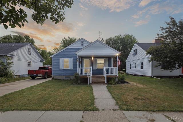 front view picture of 803 S Warner Street, Bay City, MI. 48706