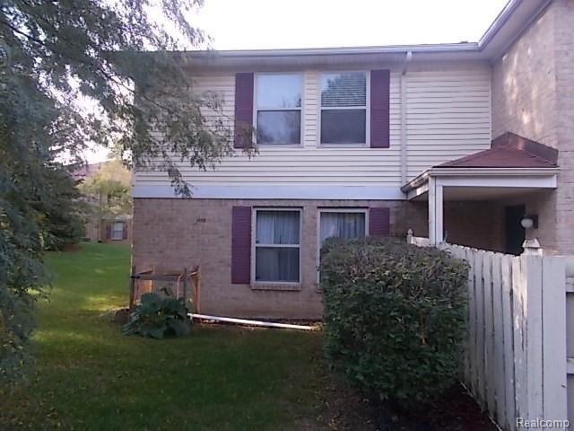 front view picture of 61023 Greenwood Dr, South Lyon, MI. 48178