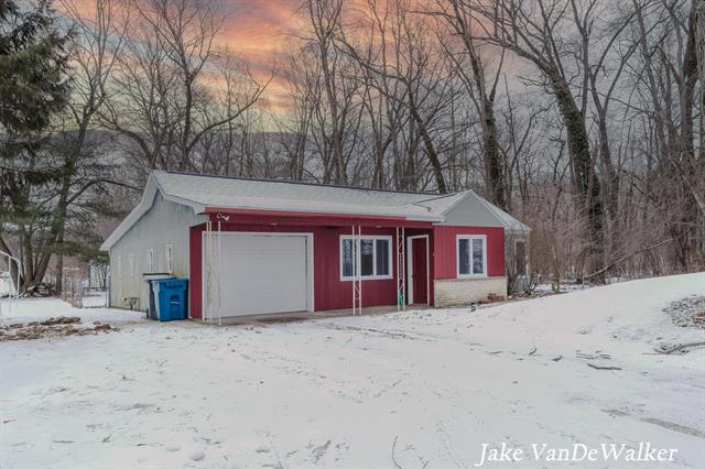 front view picture of 7600 N Riverview Drive, Kalamazoo, MI. 49004