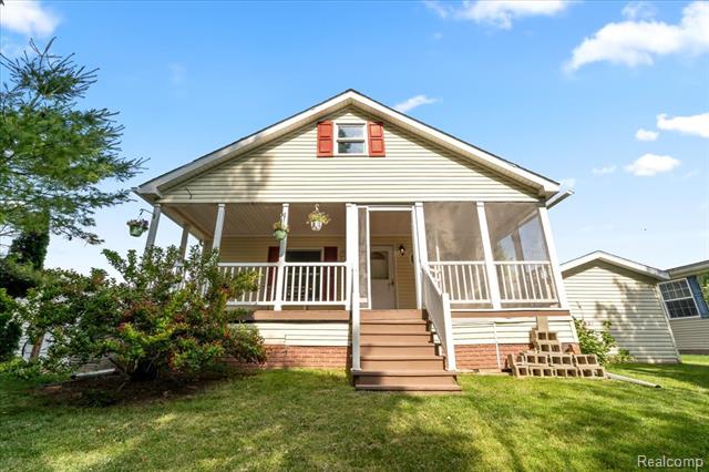 front view picture of 11054 Wood Run Circle, South Lyon, MI. 48178