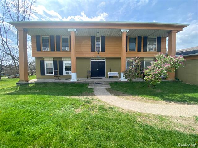 front view picture of 61661 11 Mile Rd, South Lyon, MI. 48178