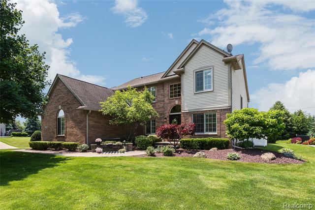front view picture of 25919 Carriage Ln, South Lyon, MI. 48178