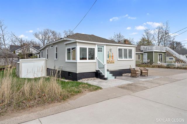 front view picture of 1520 Beach Street, Muskegon, MI. 49441