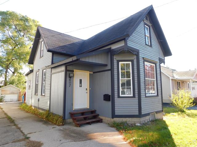 front view picture of 607 Kosciusko Street, Manistee, MI. 49660