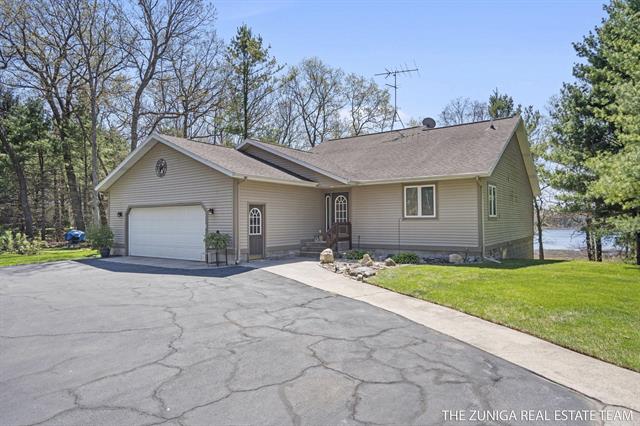 front view picture of 1087 Shore Walk Lane, Whitehall, MI. 49461
