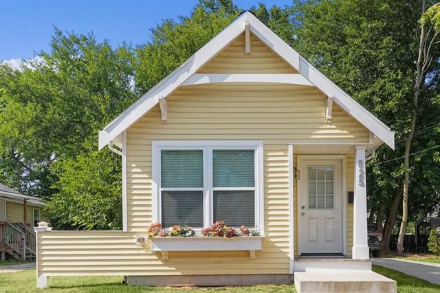 front view picture of 825 Alexander Street Se, Grand Rapids, MI. 49507