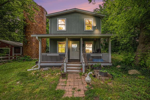 front view picture of 52246 Leach Road, Dowagiac, MI. 49047