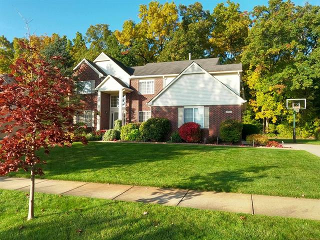front view picture of 29923 Bradford Dr, New Hudson, MI. 48165