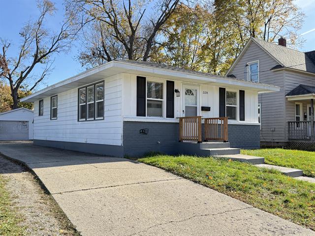 front view picture of 2224 Berwyn Avenue Sw, Wyoming, MI. 49519