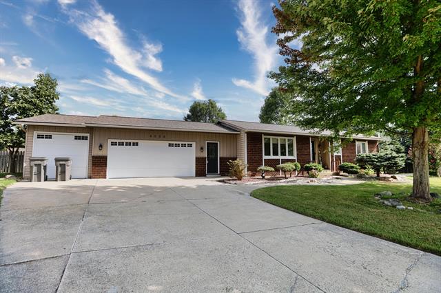 front view picture of 4000 Granada Court Nw, Grand Rapids, MI. 49534