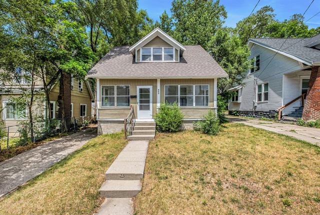 front view picture of 863 Burton Street Se, Grand Rapids, MI. 49507