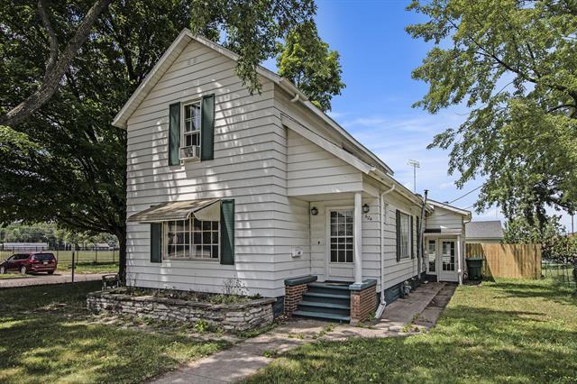 front view picture of 624 Spruce Street, Dowagiac, MI. 49047