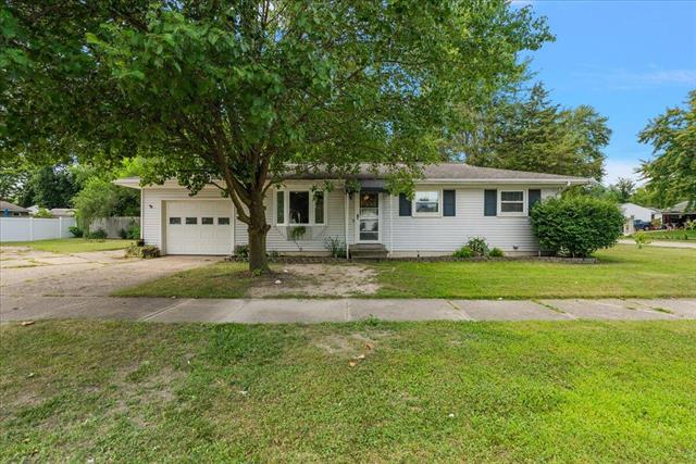 front view picture of 296 Donna Drive Se, Lowell, MI. 49331