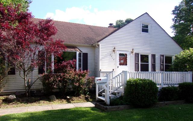 front view picture of 2214 Glendale Boulevard, Kalamazoo, MI. 49004