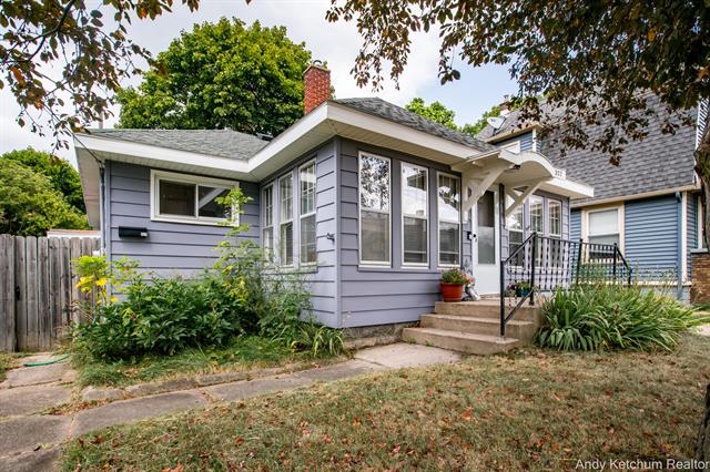 front view picture of 327 Carrier Ne, Grand Rapids, MI. 49505