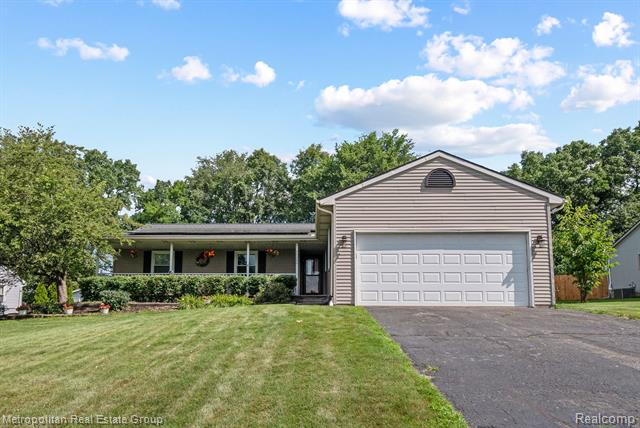 front view picture of 60520 Lamplighter Dr, New Hudson, MI. 48165