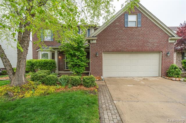 front view picture of 57664 Dakota Dr, New Hudson, MI. 48165