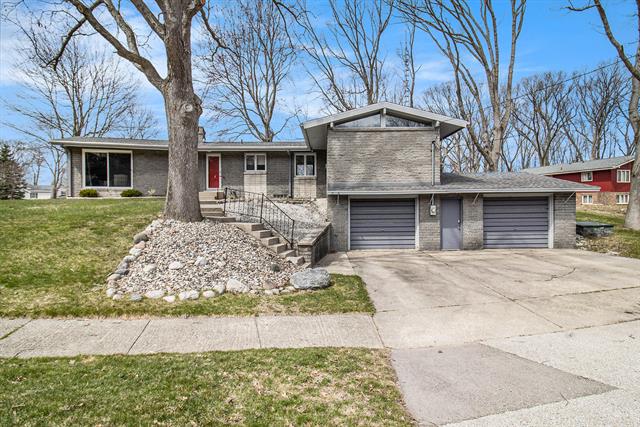 front view picture of 921 Woodlawn Avenue, Ludington, MI. 49431