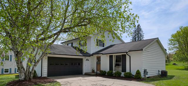 front view picture of 715 Marbury Drive Se, Ada, MI. 49301