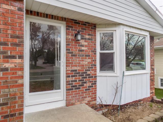 front view picture of 1618 Waldorf Street Nw, Grand Rapids, MI. 49544