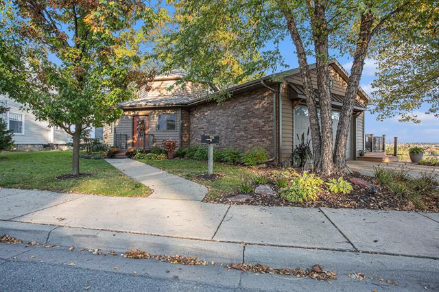 front view picture of 226 Sunset Avenue Nw, Grand Rapids, MI. 49504