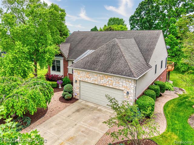 front view picture of 57755 Cider Mill Dr, New Hudson, MI. 48165