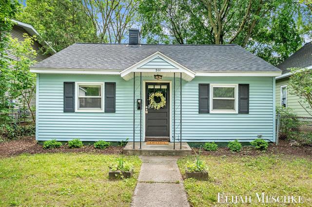 front view picture of 344 Coldbrook Street Ne, Grand Rapids, MI. 49503