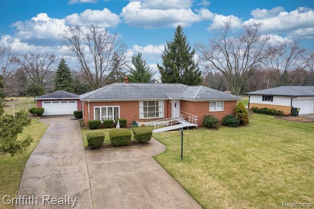 front view picture of 61305 Fairland Dr, South Lyon, MI. 48178