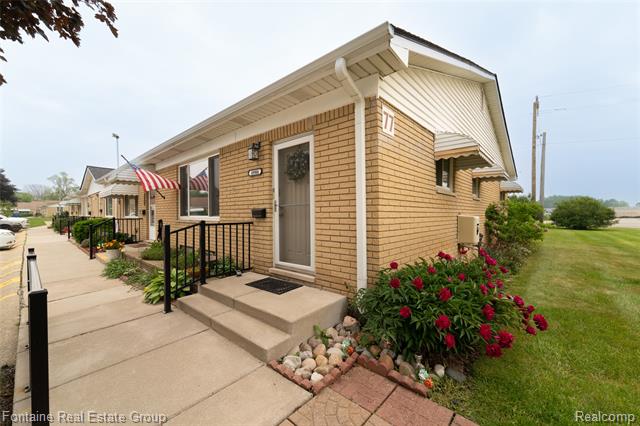 front view picture of 49904 Helfer Blvd, Wixom, MI. 48393