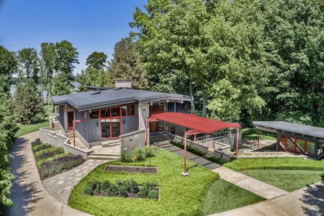 front view picture of 6465 Sandhill Lane, Fennville, MI. 49408