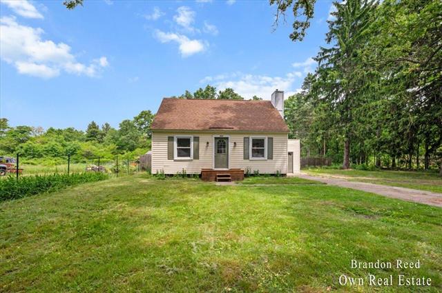 front view picture of 632 W River Road, Muskegon, MI. 49445