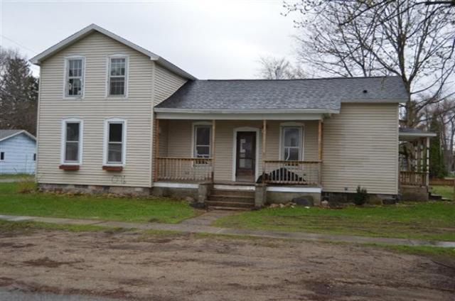 front view picture of 104 E Hotchin Avenue, White Pigeon, MI. 49099