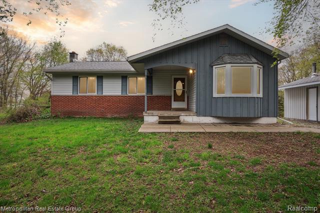 front view picture of 2850 Pardee Road, Howell, MI. 48843