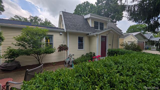 front view picture of 1490 South Boulevard, Ann Arbor, MI. 48104