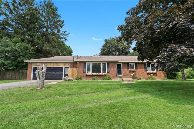 front view picture of 57934 Travis Rd, New Hudson, MI. 48165