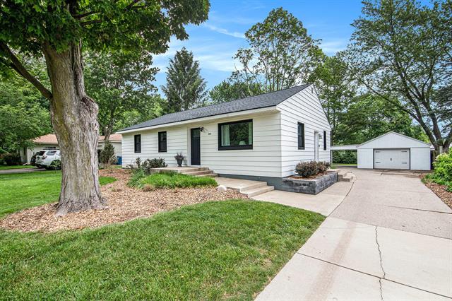 front view picture of 2016 Engleside Drive Se, Grand Rapids, MI. 49546