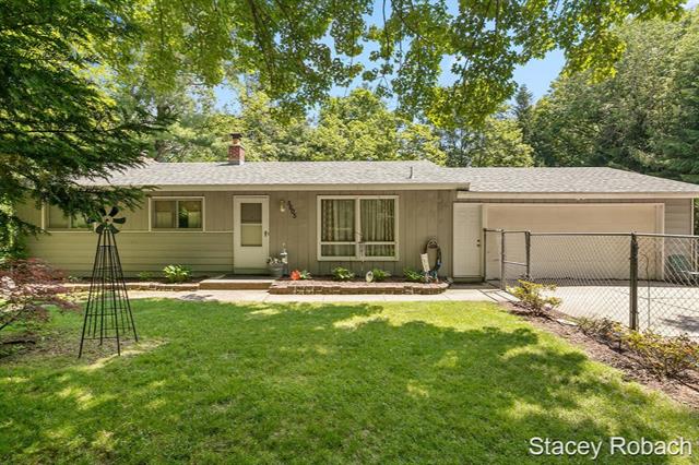 front view picture of 5605 Rockbluff Drive Ne, Comstock Park, MI. 49321