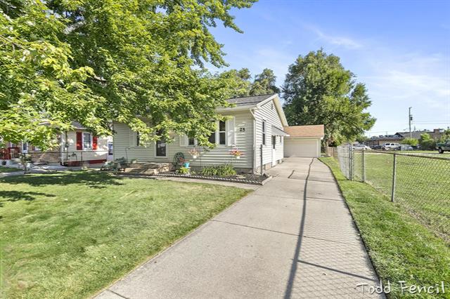 front view picture of 25 Maplelawn Street Sw, Grand Rapids, MI. 49548