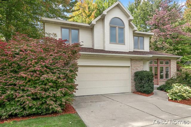 front view picture of 2457 Mcintosh Avenue Ne, Grand Rapids, MI. 49525