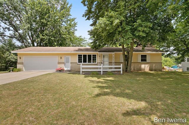 front view picture of 2611 Wabash Drive Ne, Grand Rapids, MI. 49525