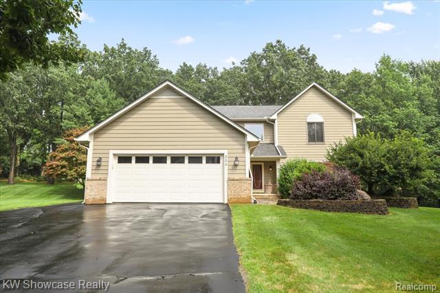 front view picture of 300 Alexander Dr, Walled Lake, MI. 48390