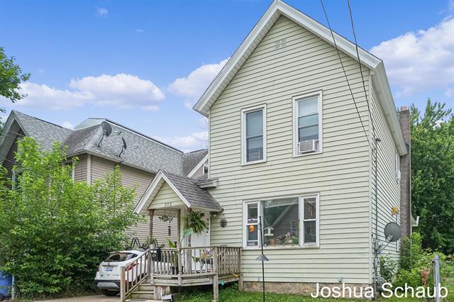 front view picture of 908 Chatham Street Nw, Grand Rapids, MI. 49504