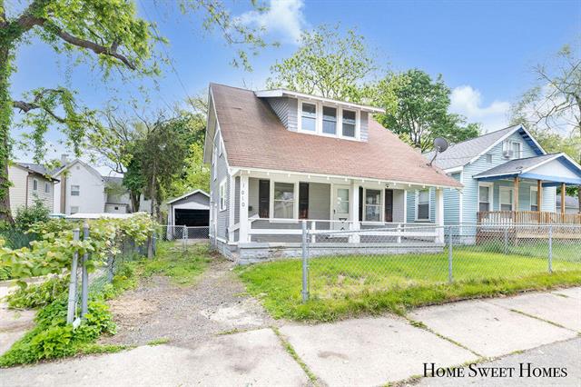 front view picture of 1010 Gibson Place Se, Grand Rapids, MI. 49507