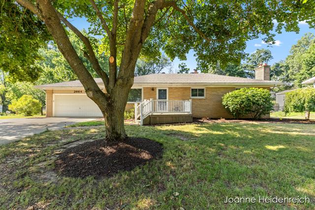 front view picture of 2664 Pinesboro Drive Ne, Grand Rapids, MI. 49525