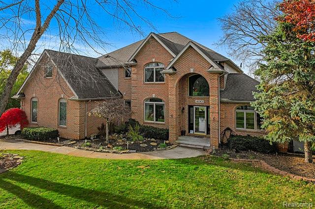 front view picture of 490 Hunters Crest Drive, Saline, MI. 48176