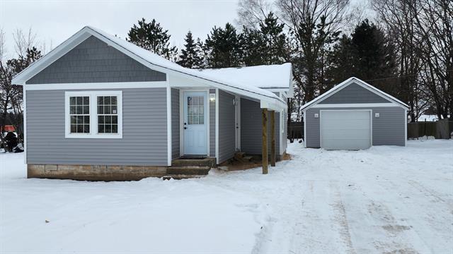 front view picture of 206 W 44Th Street, Fremont, MI. 49412