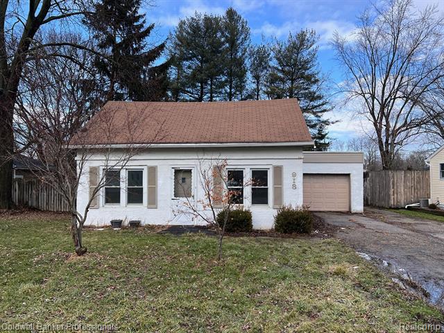 front view picture of 918 R G Curtiss Avenue, Lansing, MI. 48911