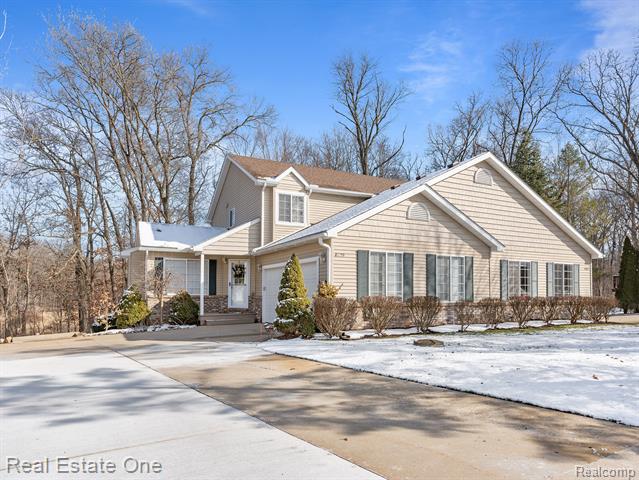 front view picture of 8859 Redstone Drive, Pinckney, MI. 48169