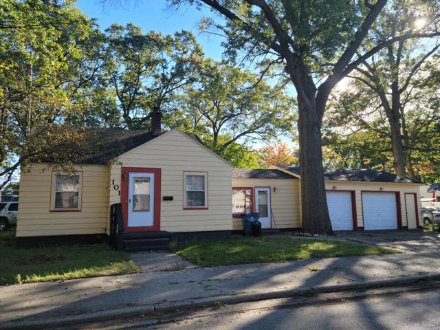 front view picture of 101 W Maplewood Avenue, Muskegon, MI. 49444