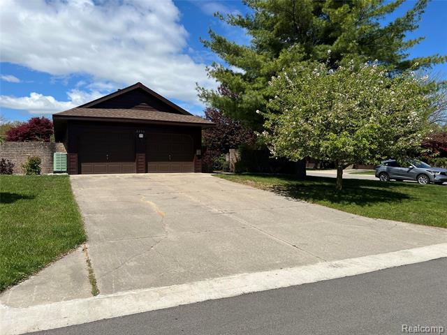 front view picture of 2205 Hammond Place Center, Traverse City, MI. 49686